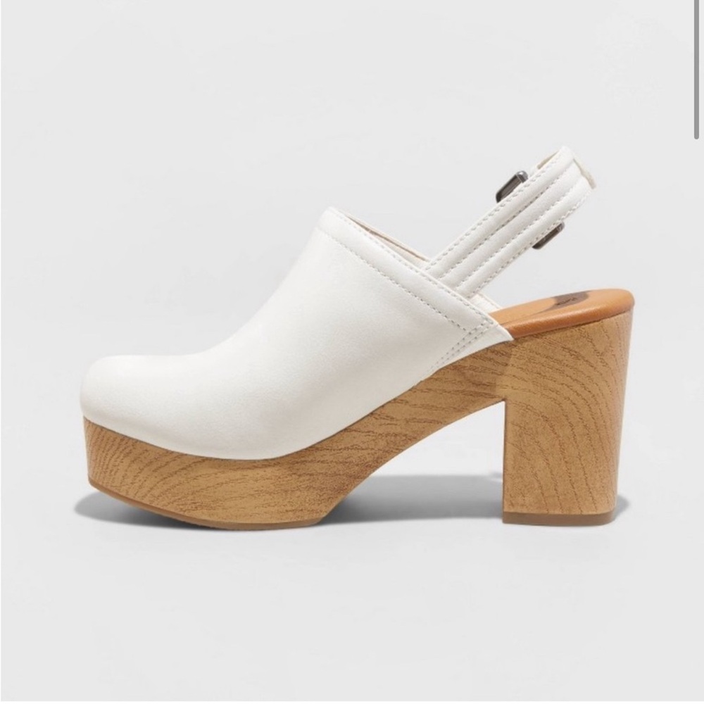 Universal threads white and wood clogs 6.5